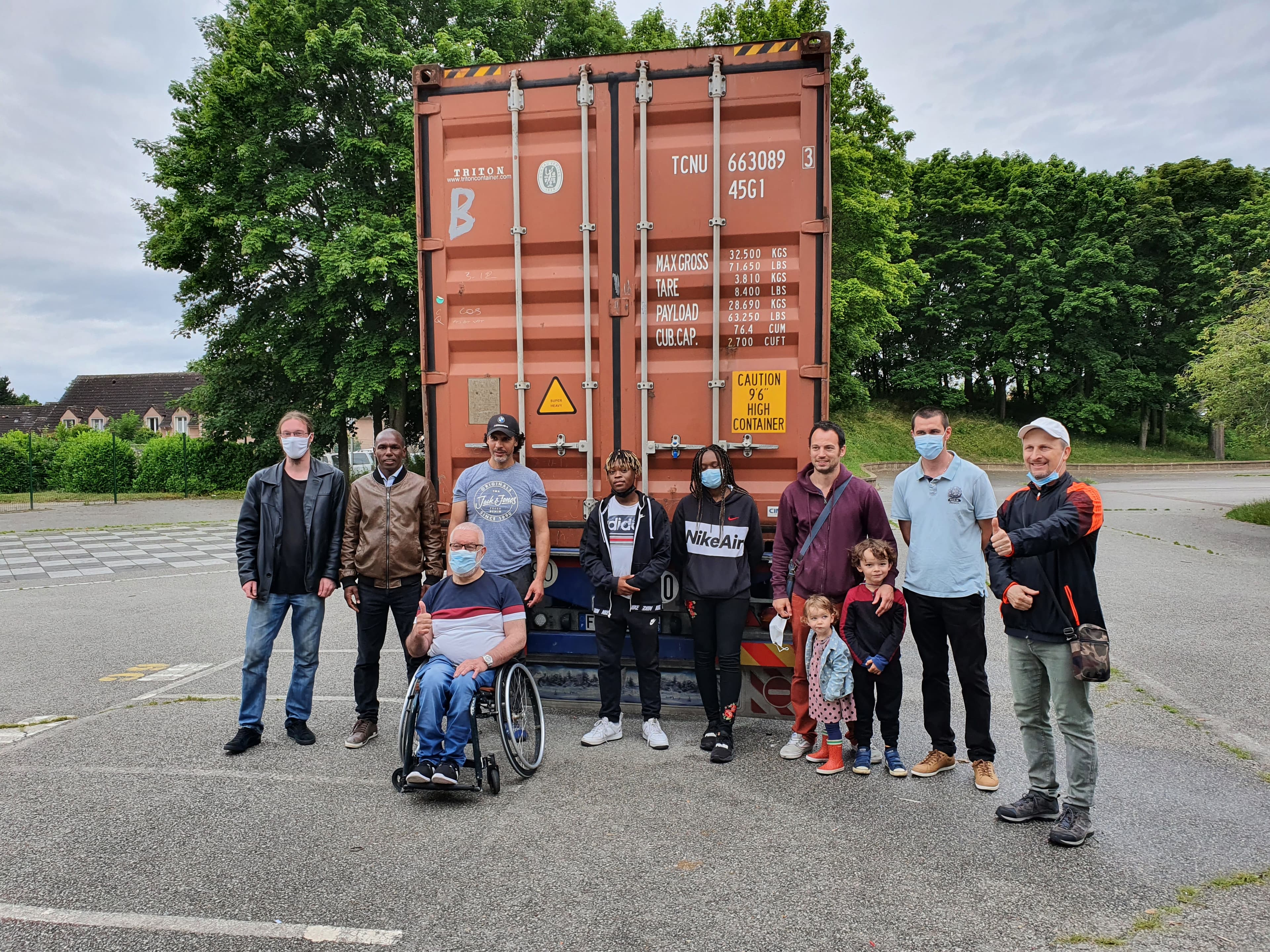 L'équipe de Containers Sans Frontières devant un container